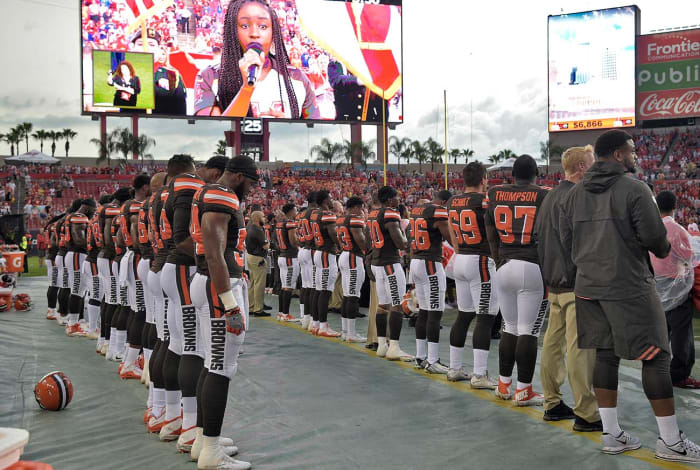 Browns players stood arm in arm in Tampa on Saturday.